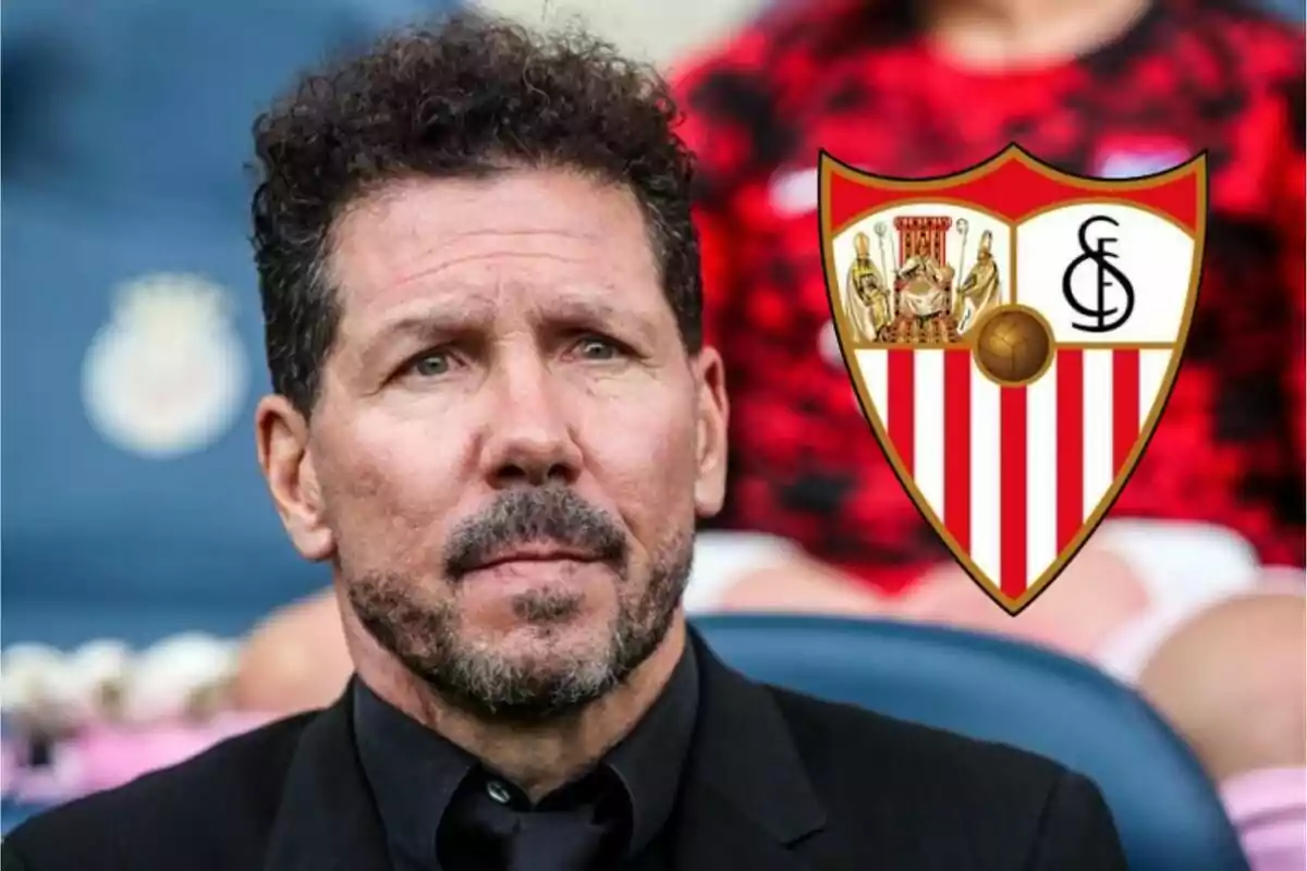 Un hombre con barba y cabello rizado está sentado, con el escudo del Sevilla FC superpuesto a la derecha.