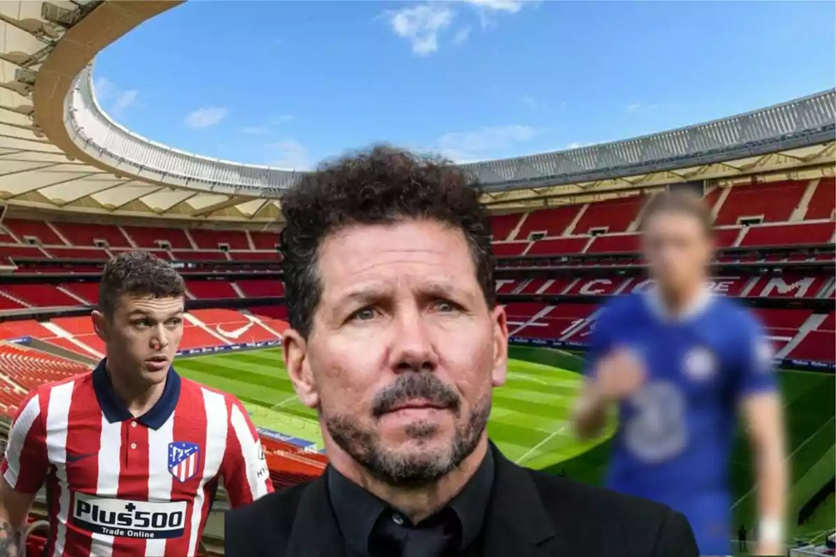 Un hombre con barba y cabello rizado está en primer plano, con un estadio de fútbol vacío de fondo. A su izquierda, un jugador con la camiseta del Atlético de Madrid y a su derecha, un jugador con la camiseta del Chelsea, aunque este último está desenfocado.