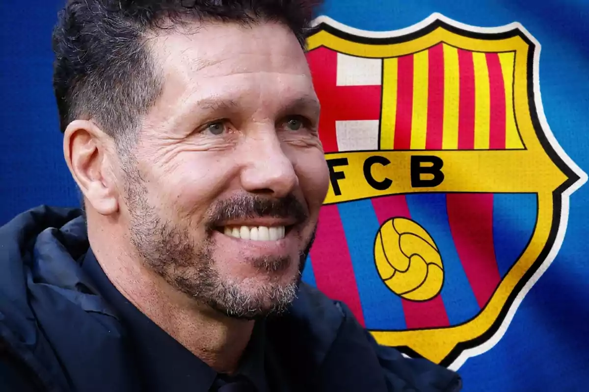 Hombre sonriendo con el escudo del FC Barcelona de fondo.