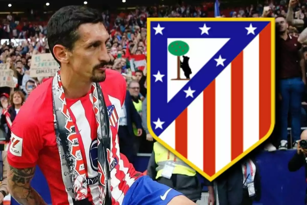 Jugador del Atlético de Madrid con la camiseta del equipo y el escudo del club en el fondo.