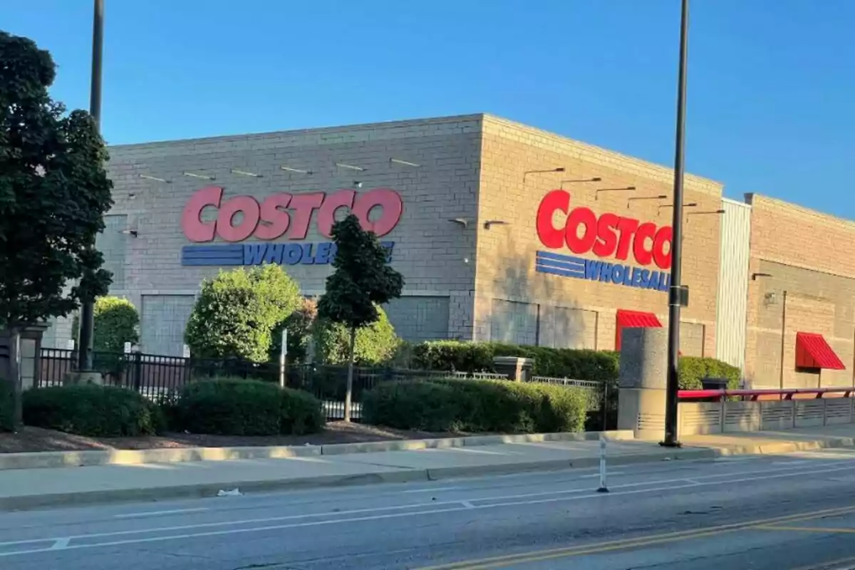 Fachada de una tienda Costco Wholesale con letreros grandes y arbustos al frente en un día soleado Fachada de una tienda Costco Wholesale con letreros grandes y arbustos al frente en un día soleado