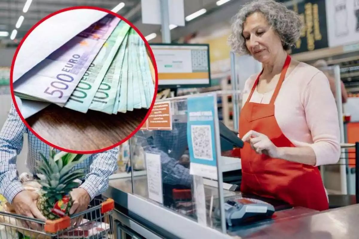 Imagen de fondo de una mujer atendiendo en la caja de un supermercado y otra de un sobre con billetes de 500 y 100 euros