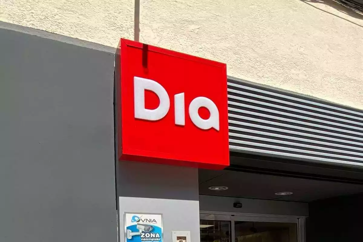 El logo de Supermercados Dia, con el fondo rojo y las letras blancas, en la entrada de una de sus tiendas