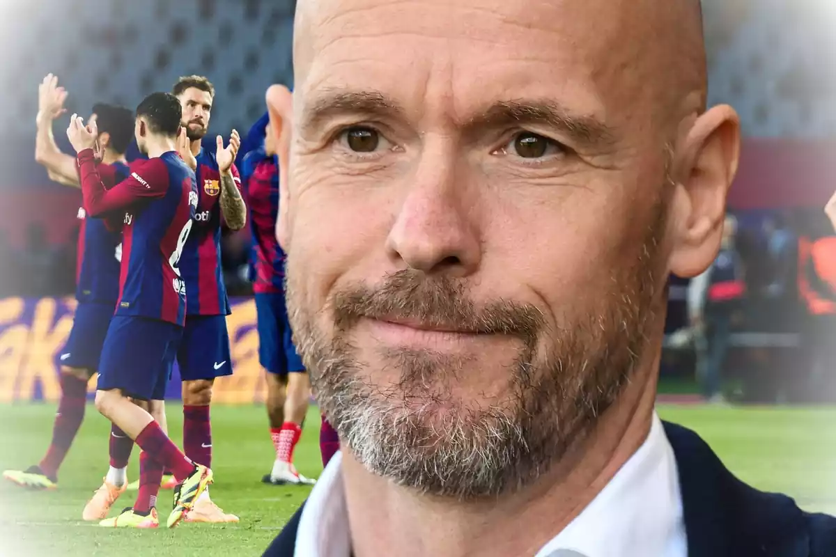 Erik ten Hag en primer plano con los jugadores del FC Barcelona al fondo aplaudiendo