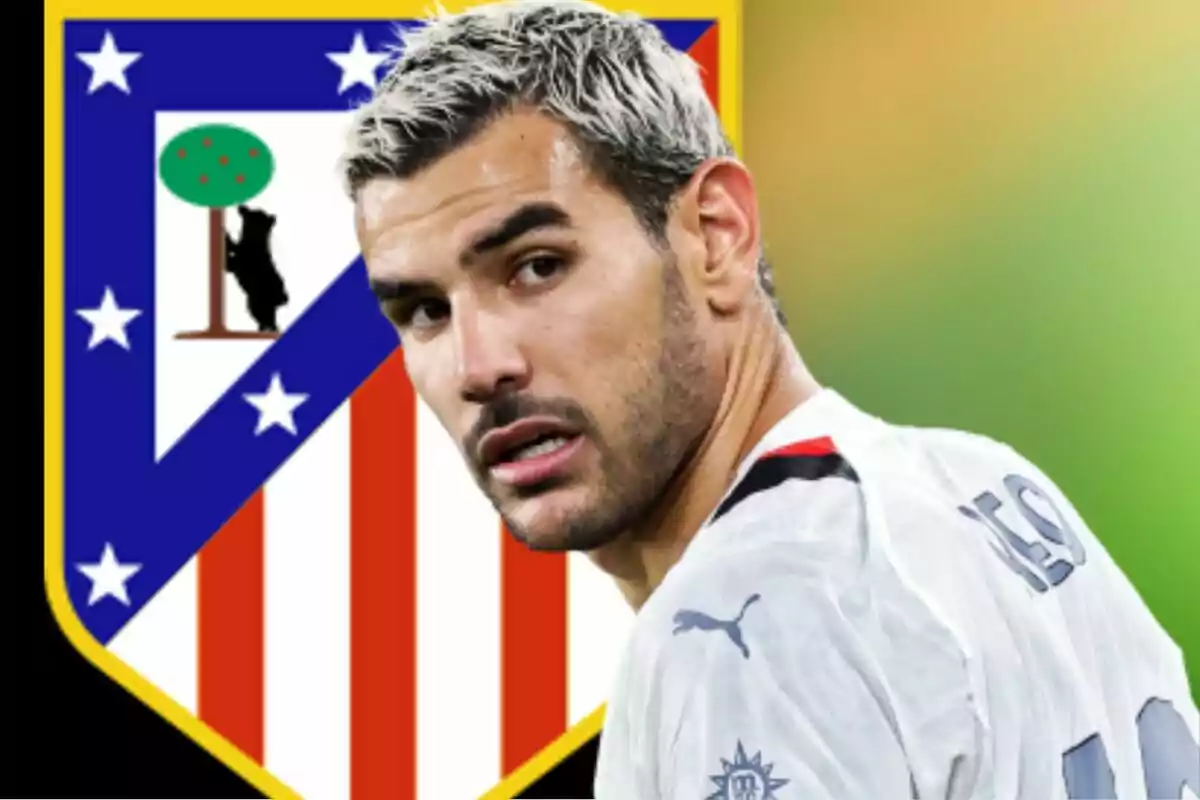 Futbolista con cabello corto y teñido de rubio mirando hacia atrás con el escudo del Atlético de Madrid de fondo