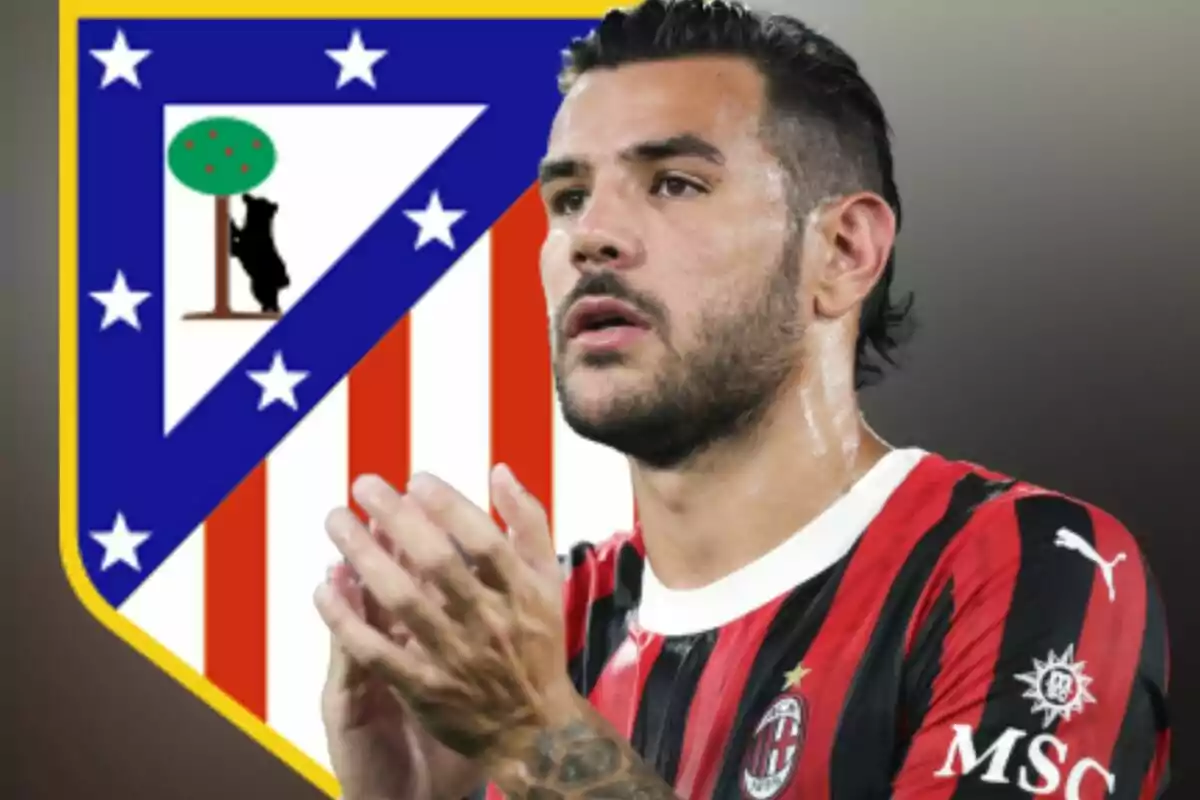 Futbolista con uniforme del AC Milan aplaudiendo frente al escudo del Atlético de Madrid