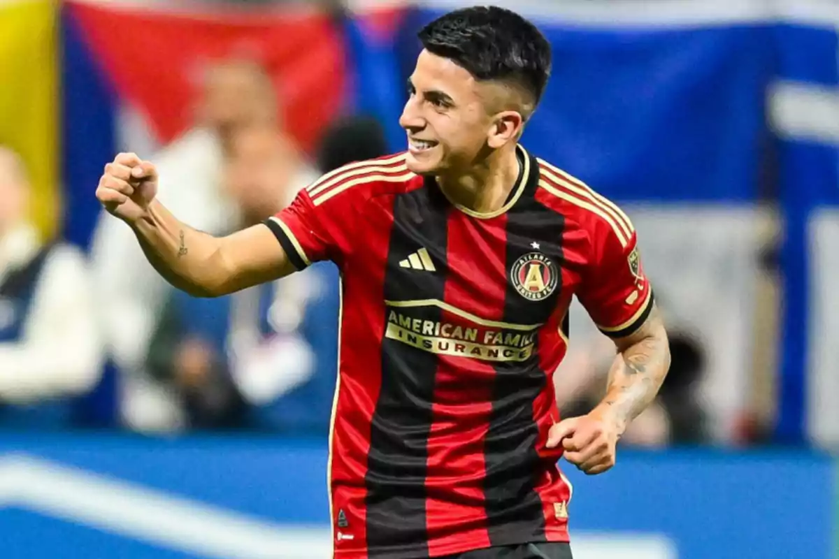 Jugador de fútbol celebrando un gol con la camiseta del Atlanta United.