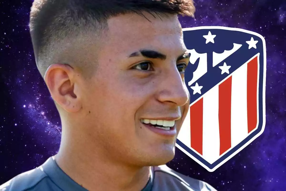 Thiago Almada con una gran sonrisa mirando a un costado con el escudo del Atlético de Madrid a un lado