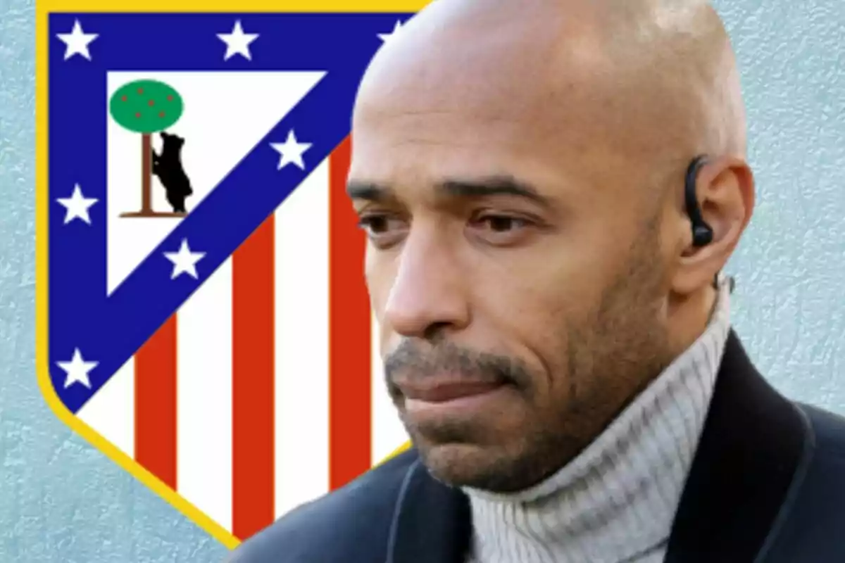 Un hombre con auriculares aparece frente al escudo del Atlético de Madrid.