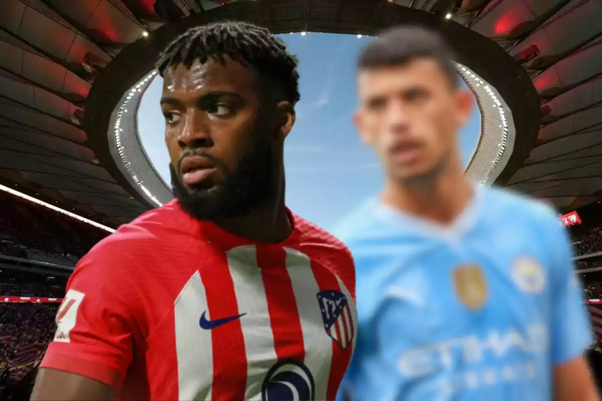 Dos jugadores de fútbol, uno con la camiseta del Atlético de Madrid y otro con la camiseta del Manchester City, en un estadio.