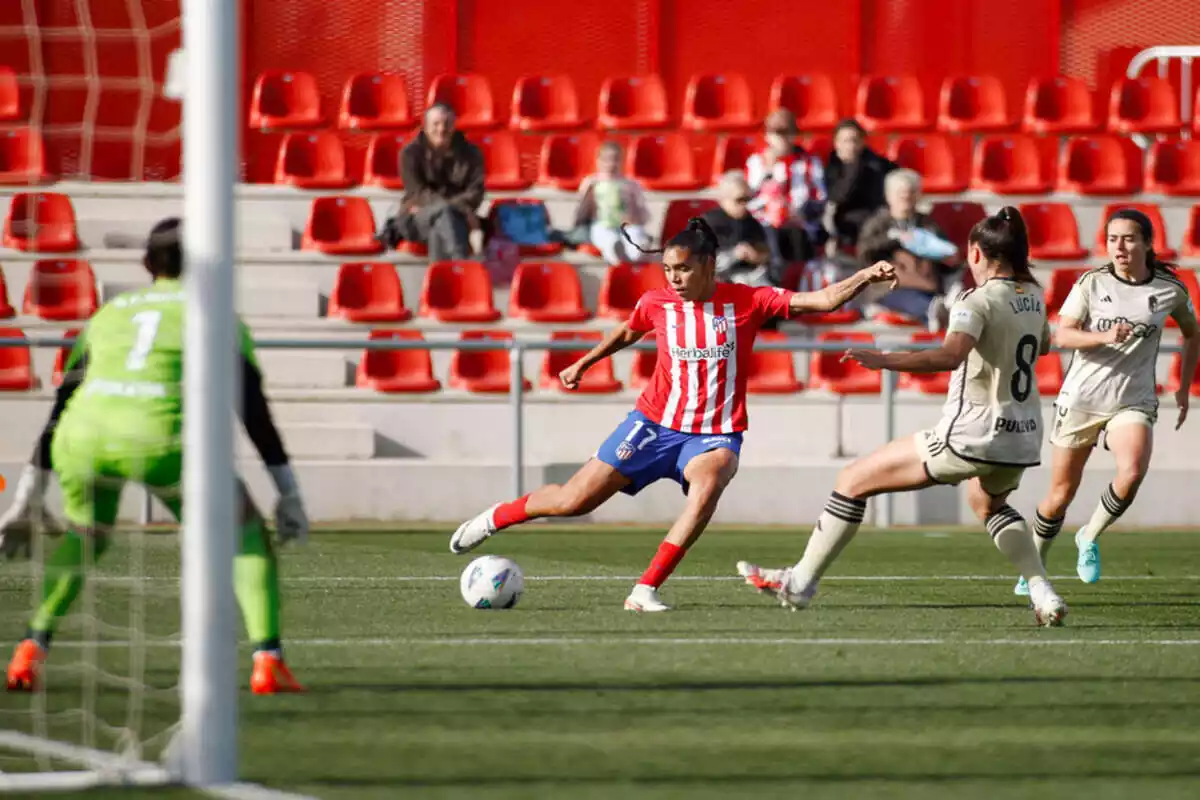 Gaby García, en un lance del encuentro que disputaron el Atlético de Madrid y el Granada en un nuevo duelo de la Liga F