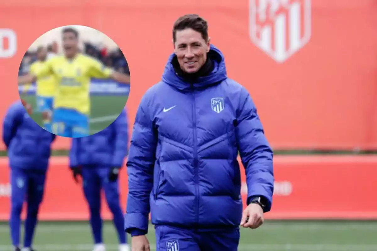 Un entrenador con una chaqueta azul del Atlético de Madrid sonríe mientras camina en un campo de entrenamiento, con un recuadro que muestra a un jugador celebrando un gol.