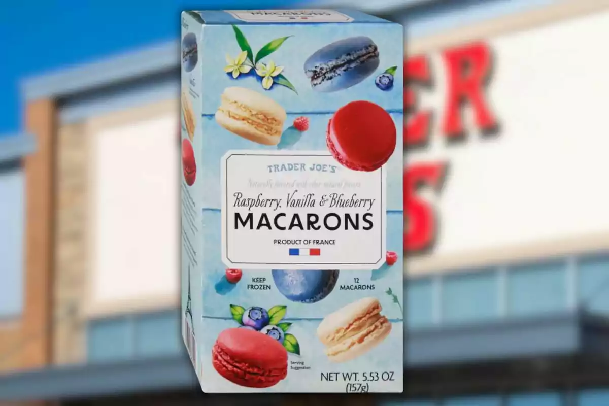 Caja de macarons de frambuesa, vainilla y arándano de la marca Trader Joe’s con ilustraciones de los macarons y frutas en el empaque Caja de macarons de frambuesa, vainilla y arándano de la marca Trader Joe’s con ilustraciones de los macarons y frutas en el empaque