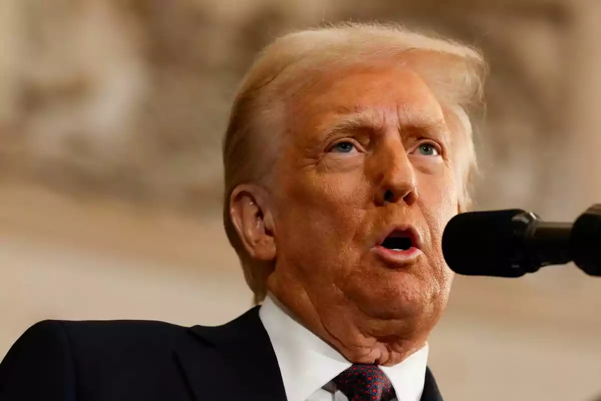 Primer plano de Donald Trump hablando delate de un micro Primer plano de Donald Trump hablando delate de un micro