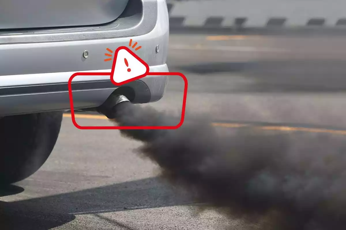 Imagen de fondo del tubo de escape de un coche con humo negro saliendo de él, además el tubo está remarcado con un marco rojo y un símbolo de alerta Imagen de fondo del tubo de escape de un coche con humo negro saliendo de él, además el tubo está remarcado con un marco rojo y un símbolo de alerta
