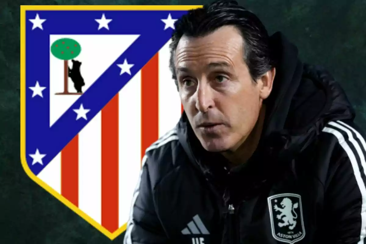 Un hombre con chaqueta deportiva frente al escudo del Atlético de Madrid.