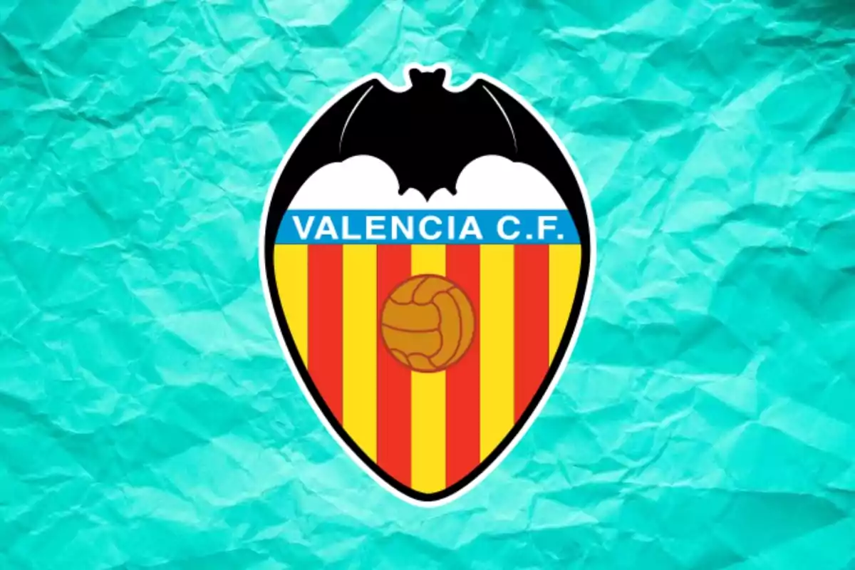 Escudo del Valencia C.F. sobre un fondo turquesa arrugado.