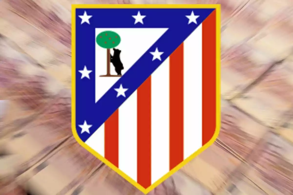 Escudo del Atlético de Madrid sobre un fondo difuminado.