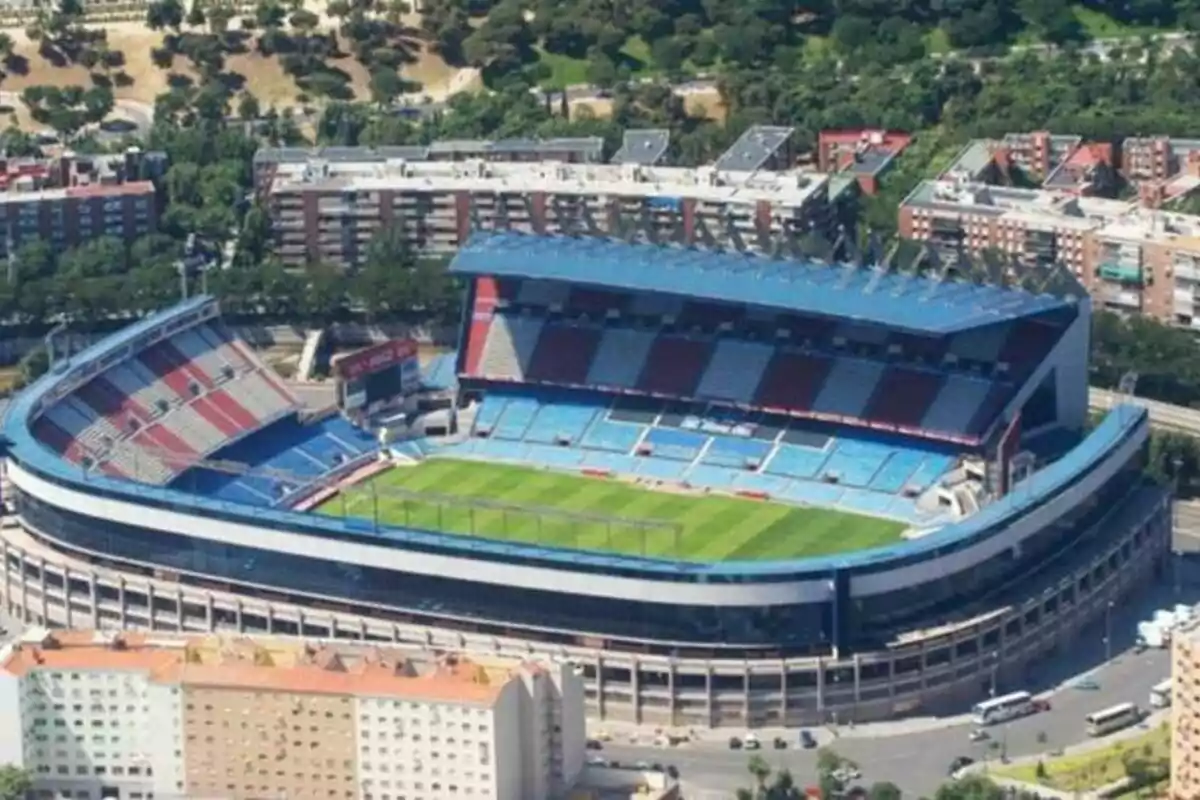 Vista aérea de un estadio de fútbol rodeado de edificios y áreas verdes.