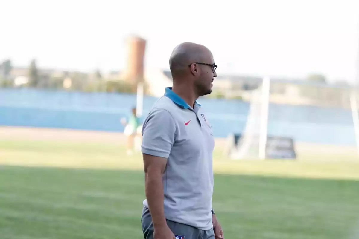 Víctor Martín, durante su primer partido al frente del banquillo del Atlético de Madrid Femenino