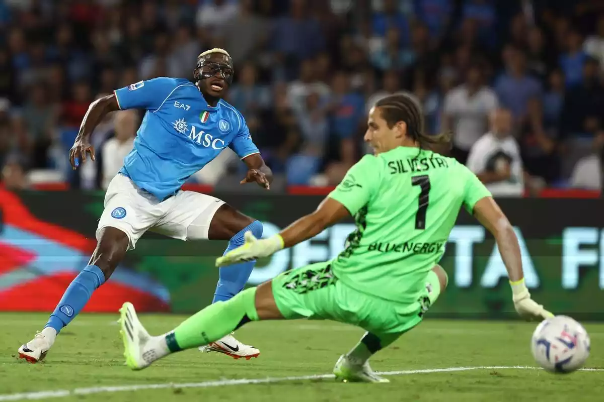 Victor Osimhen marcando su gol contra el Udinese Victor Osimhen marcando su gol contra el Udinese