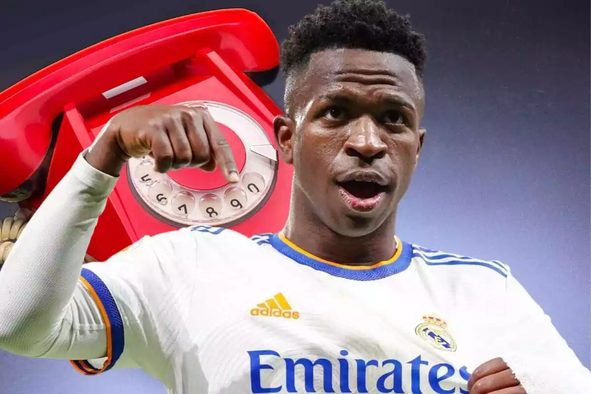 Montaje de Vinícius Júnior señalando el escudo del Real Madrid con un teléfono rojo al fondo