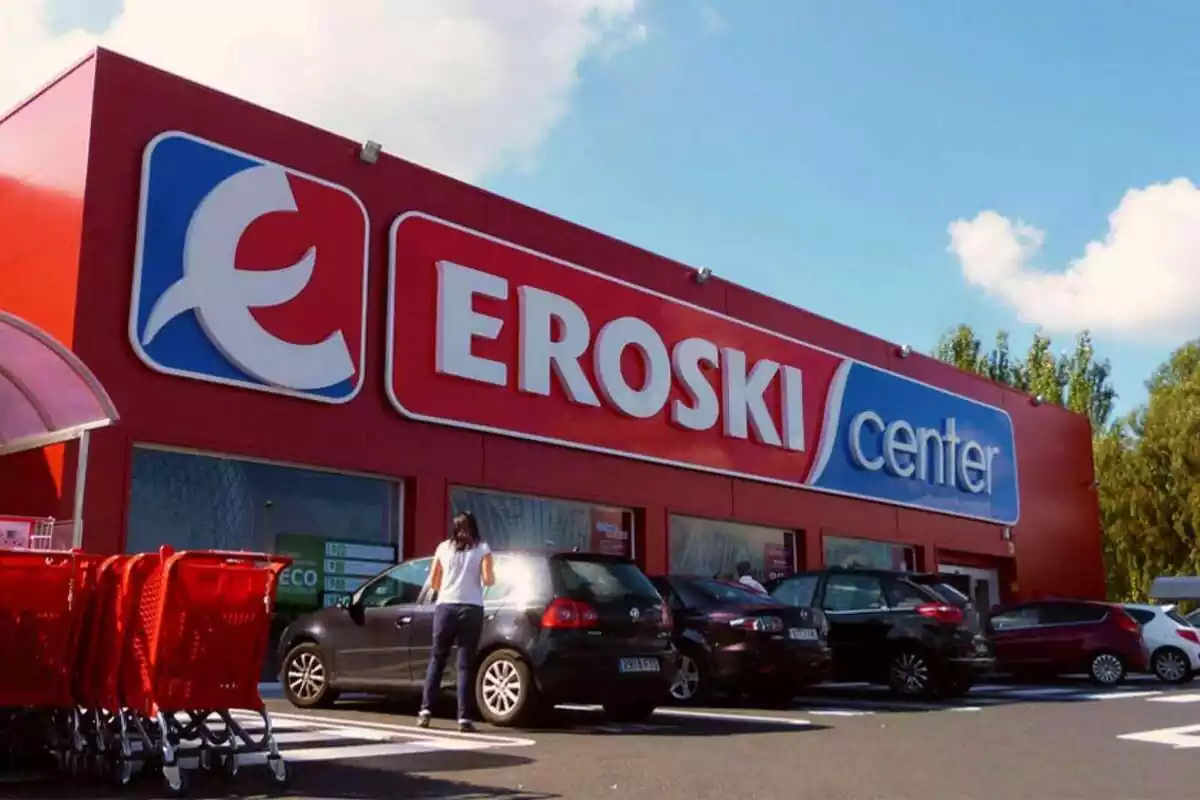 Primer plano exterior de la tienda Eroski
