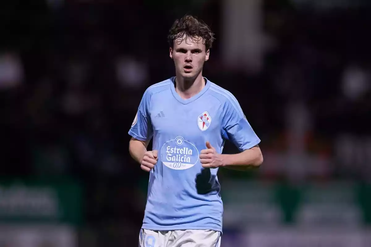 Un jugador de fútbol con camiseta celeste del Celta de Vigo en el campo.