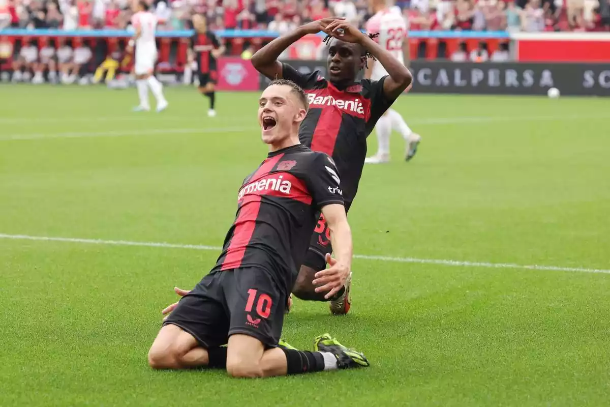 Florian Wirtz se lanza de rodillas al césped para celebrar un gol