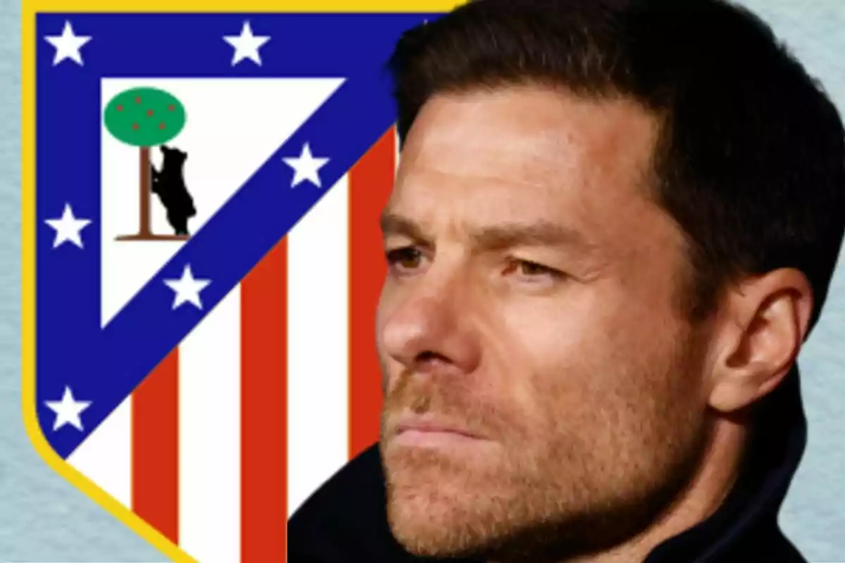 Un hombre con expresión seria aparece frente al escudo del Atlético de Madrid.