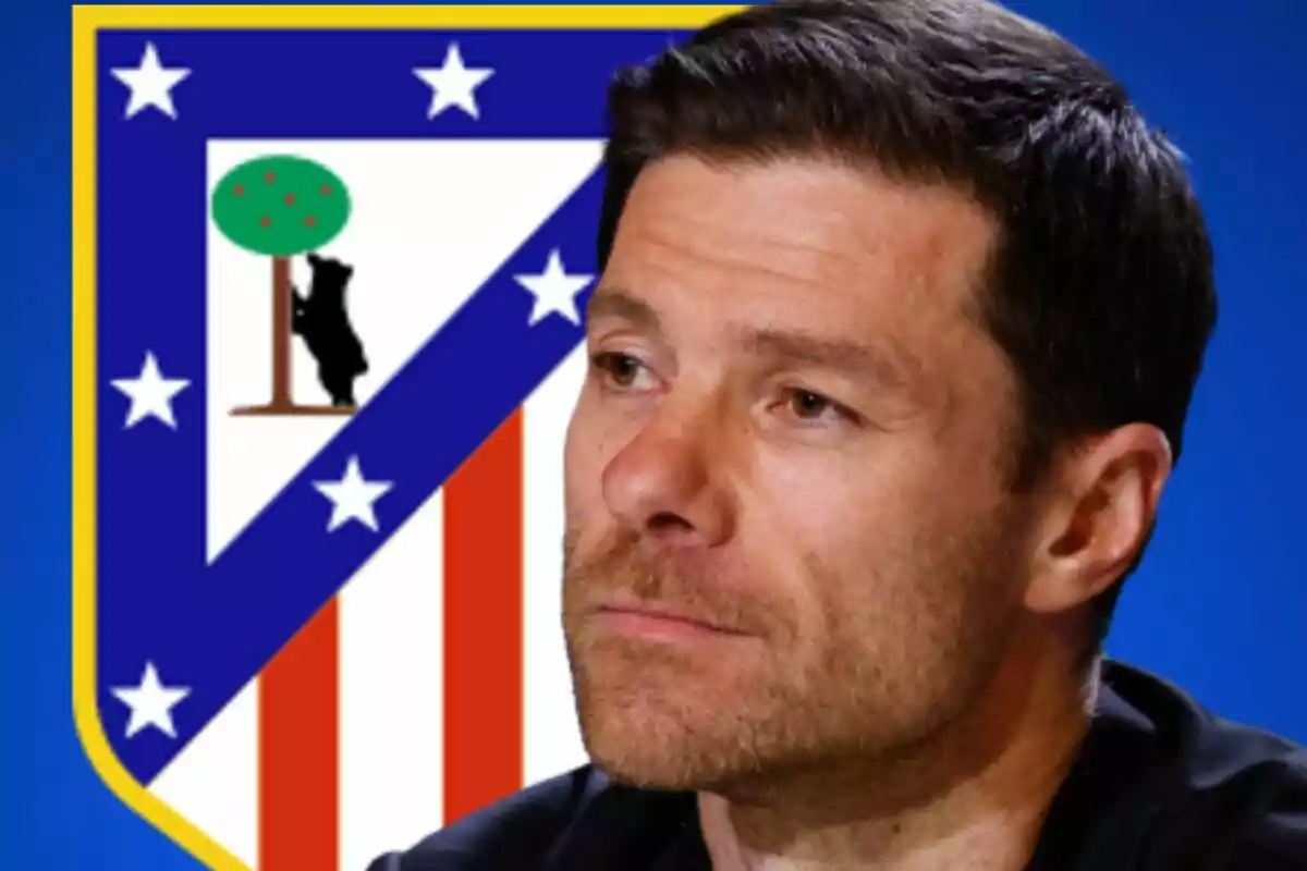 Un hombre con expresión pensativa aparece frente al escudo del Atlético de Madrid.