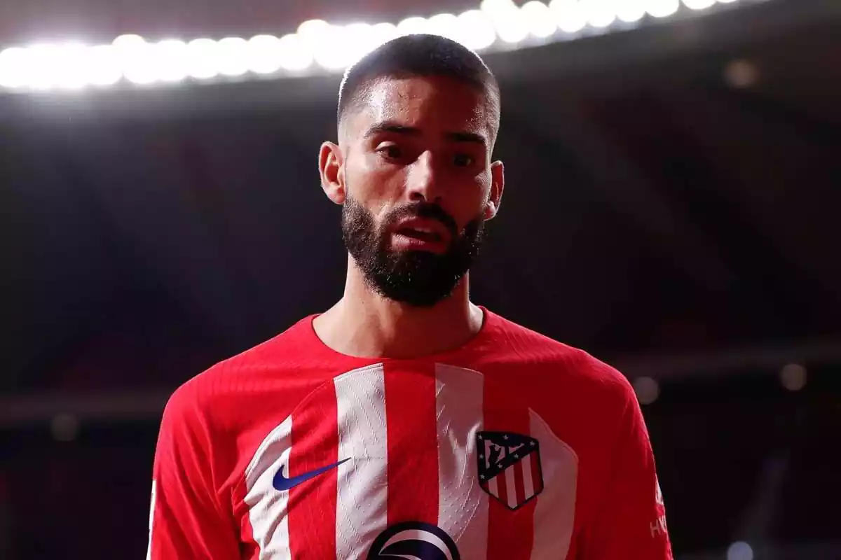 Yannick Carrasco visiblemente cansado tras un partido