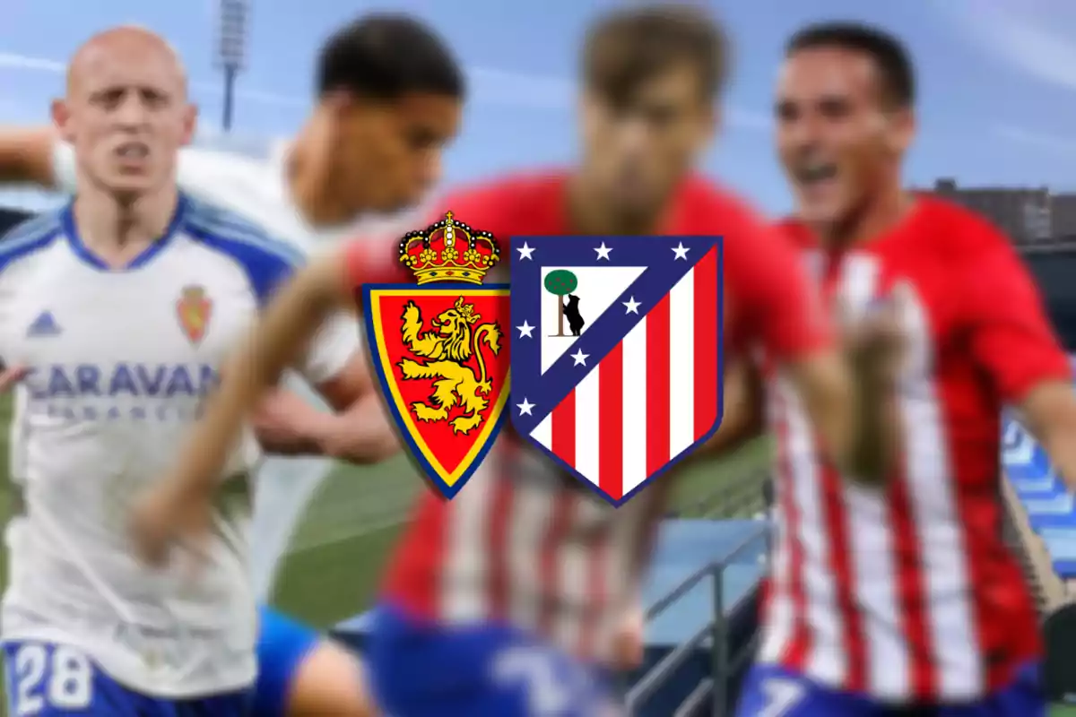 Jugadores de fútbol de los equipos Real Zaragoza y Atlético de Madrid con los escudos de ambos clubes en el centro.