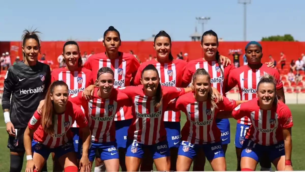 Montaje de fotos con las jugadoras y el entrenador del Atlético de Madrid femenino